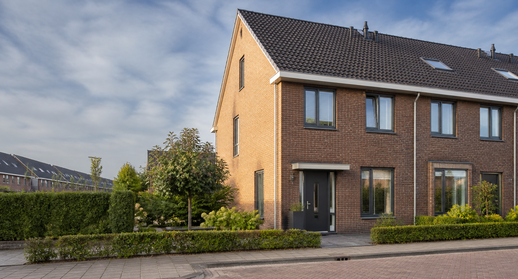Nieuwere Nederlandse rijwoning met moderne kozijnen